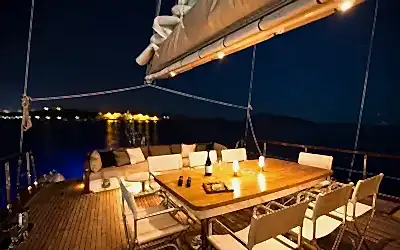 Luxury Yacht Dinner Istanbul – Romantic Dining on the Bosphorus
